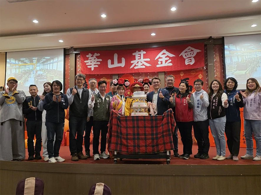 裕仁工業周年慶，董事長蘇清豪(右七)與地方官員及嘉賓共同慶賀宴。 郭芳伶/攝影